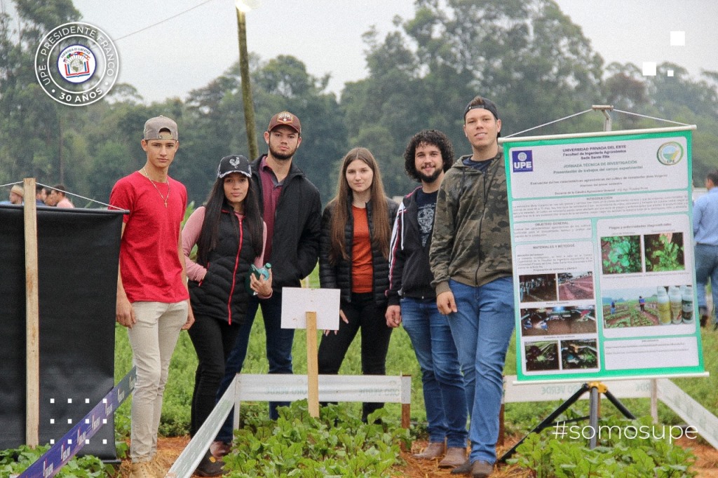 Alumnos realizan jornada de presentación de trabajo en campo experimenta